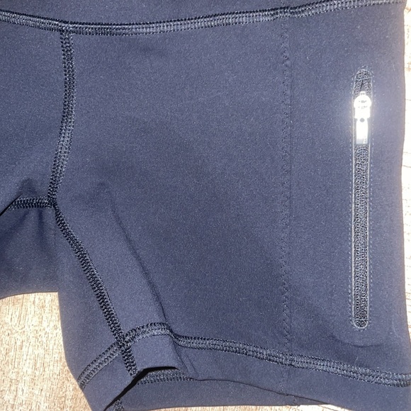 LULU LEMON SHORT SHORTS - Picture 2 of 4